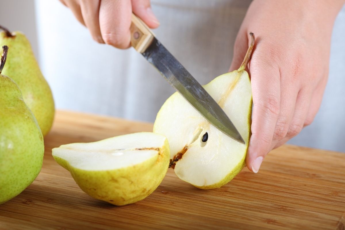 How to cut a pear